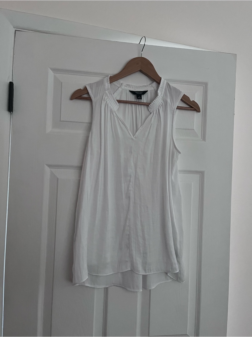 Simply Vera Vera Wang • White Sleeveless V-Neck Tunic Camisole